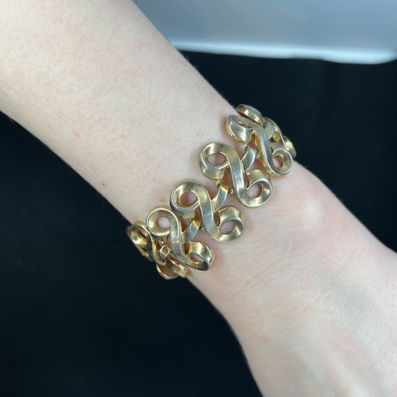 1960s Trifari Gold Tone Swirl Bracelet Fold Over clasp closure - Picture 3 of 14